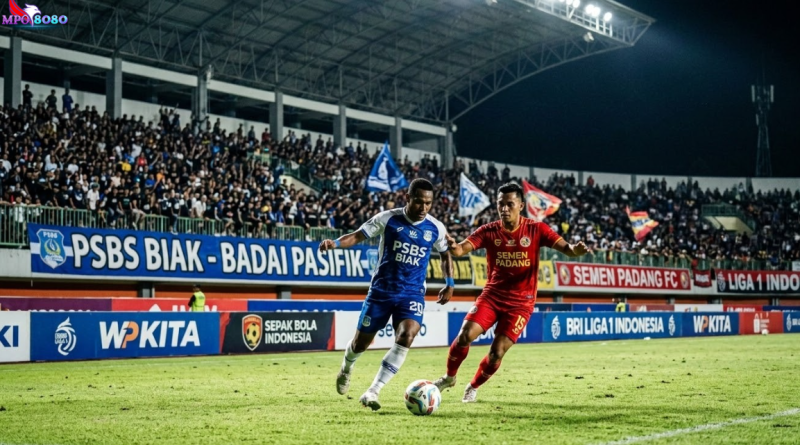 Pemain PSBS Biak vs Semen Padang Liga 1