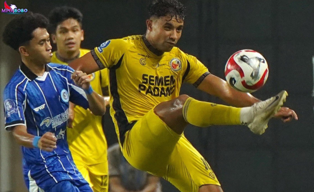 Aksi pemain PSBS Biak vs Semen Padang Liga 1 2026